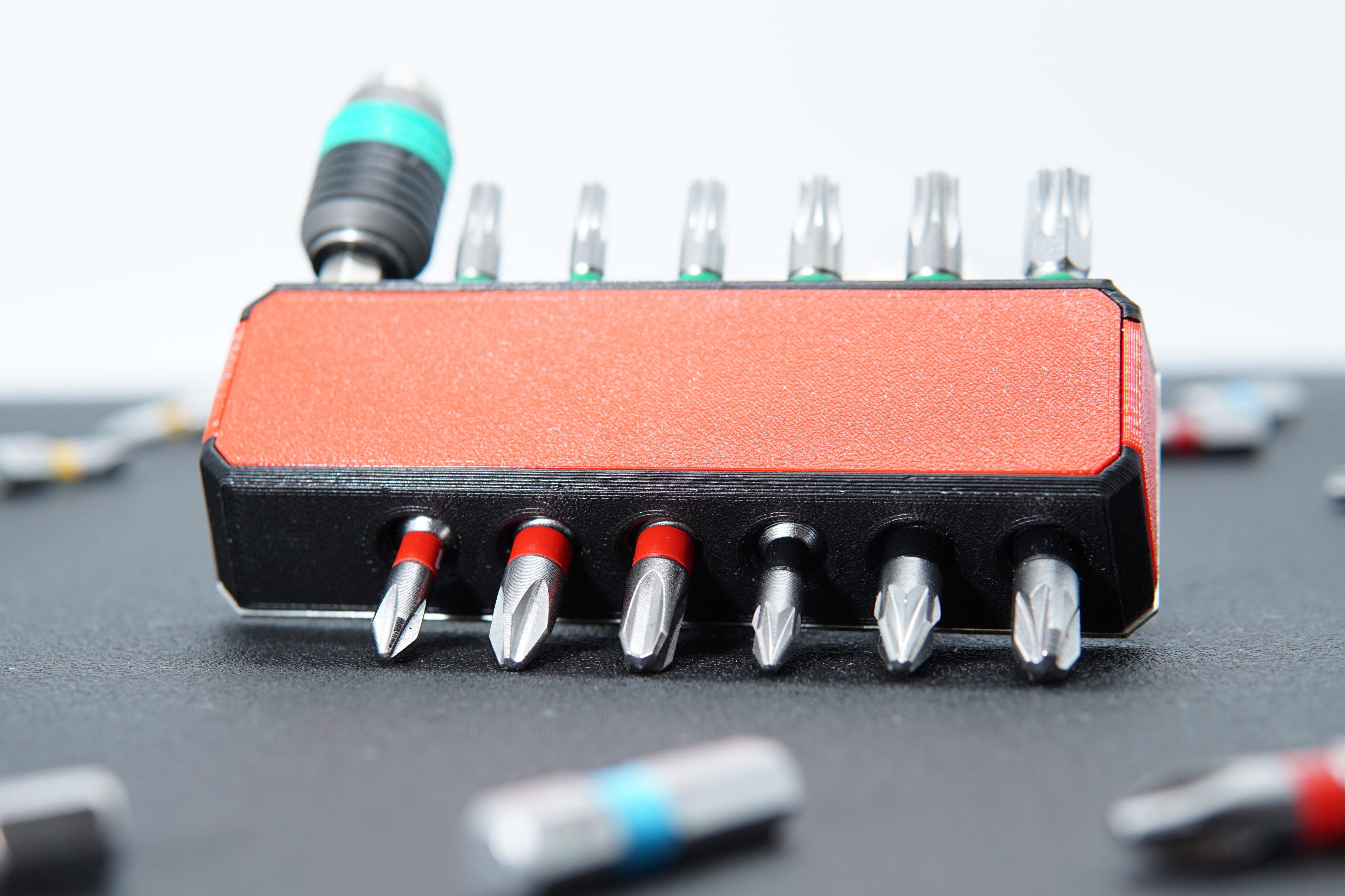 Multibit: Erweiterung für Makita Akkuschrauber. Halter mit Platz für 12 Bits und einen Bithalter. Magnetische Befestigung der Bits. Formschlüssige Montage am Akkuschrauber(Anwendungsbeispiel mit Bits). SKU: 100101110022