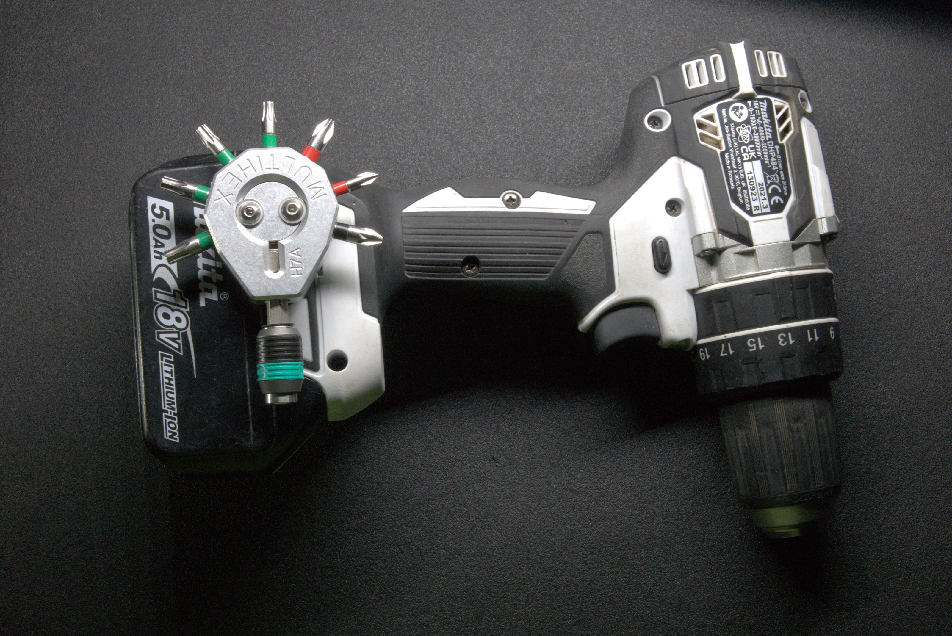 Multihex H7A: Erweiterung für Makita Akkuschrauber. Aluminium-Halter mit Platz für 7 Bits und einen Bithalter. Magnetische Befestigung der Bits. Zusätzliche Sicherung des Bithalters durch ein Druckstück. Formschlüssige Montage am Akkuschrauber. Montage freiwählbar und jederzeit änderbar(Anwendungsbeispiel mit Bits und Akku-Schrauber).SKU:100107120023