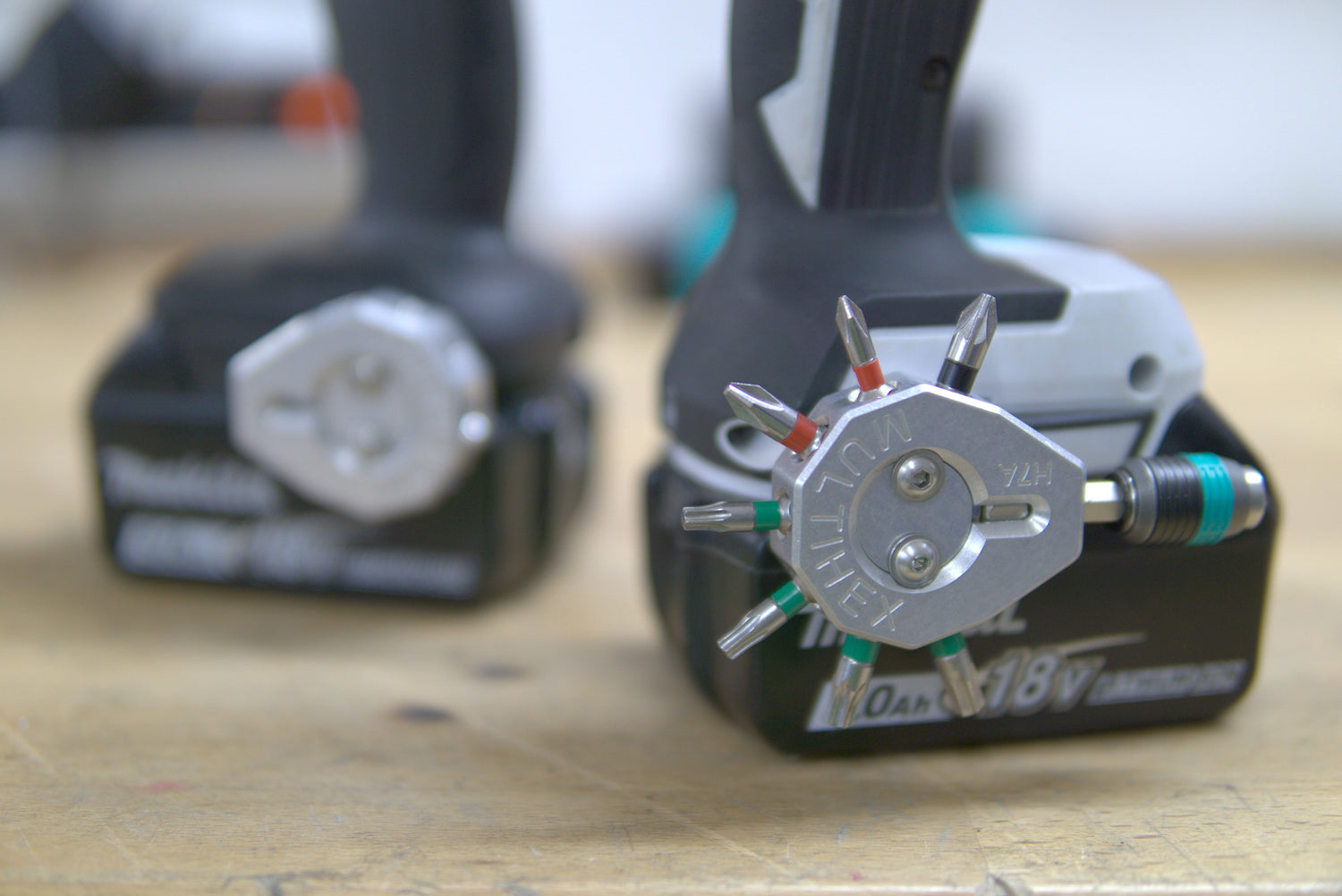 Multihex H7A: Erweiterung für Makita Akkuschrauber. Aluminium-Halter mit Platz für 7 Bits und einen Bithalter. Magnetische Befestigung der Bits. Zusätzliche Sicherung des Bithalters durch ein Druckstück. Formschlüssige Montage am Akkuschrauber. Montage freiwählbar und jederzeit änderbar(Anwendungsbeispiel mit Bits und Akku-Schrauber).SKU:100107120023