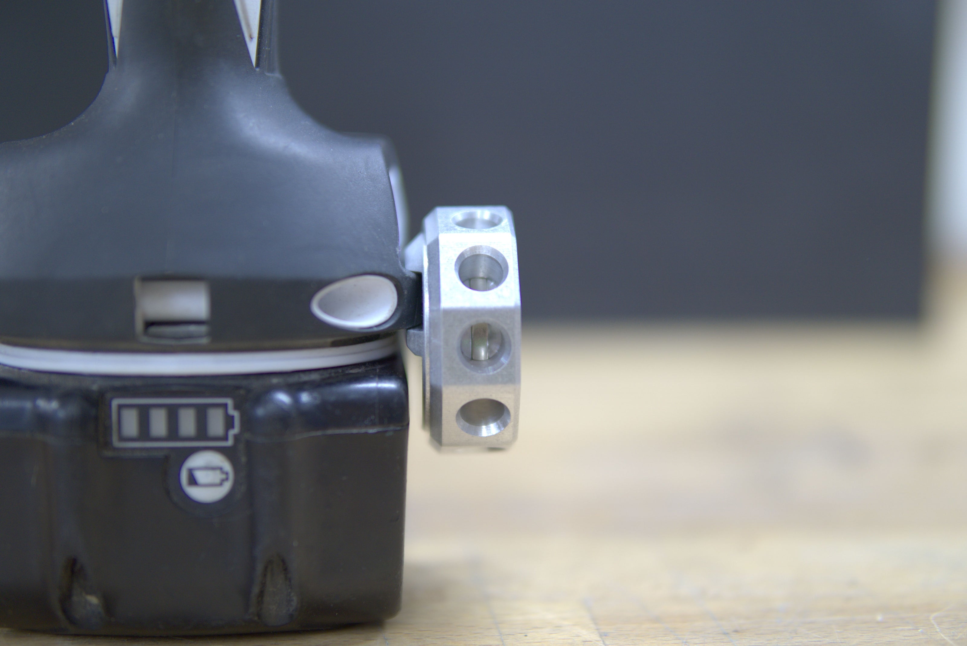 Multihex H7A: Erweiterung für Makita Akkuschrauber. Aluminium-Halter mit Platz für 7 Bits und einen Bithalter. Magnetische Befestigung der Bits. Zusätzliche Sicherung des Bithalters durch ein Druckstück. Formschlüssige Montage am Akkuschrauber. Montage freiwählbar und jederzeit änderbar(Anwendungsbeispiel mit Akku-Schrauber).SKU:100107120023