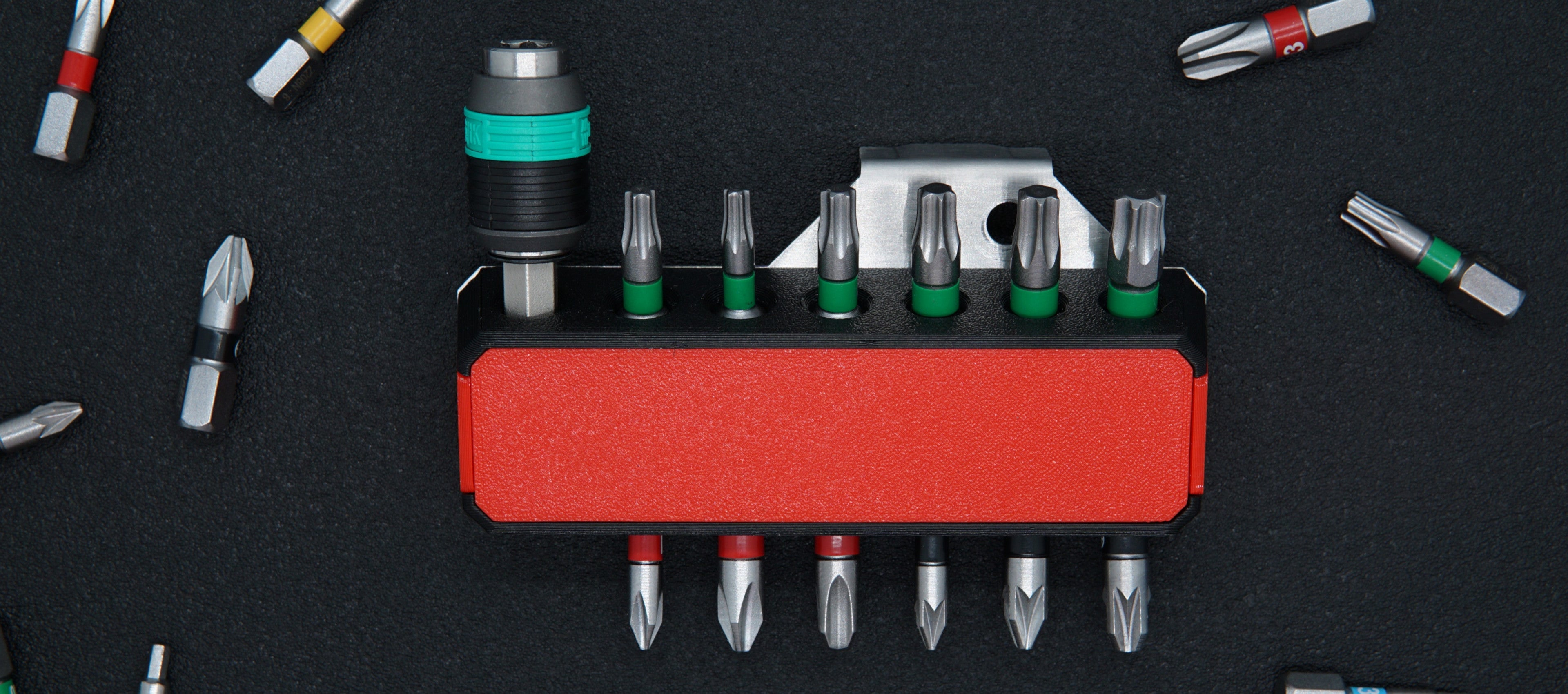 Multibit: Erweiterung für Makita Akkuschrauber. Halter mit Platz für 12 Bits und einen Bithalter. Magnetische Befestigung der Bits. Formschlüssige Montage am Akkuschrauber(Anwendungsbeispiel mit Bits). SKU: 100101110022