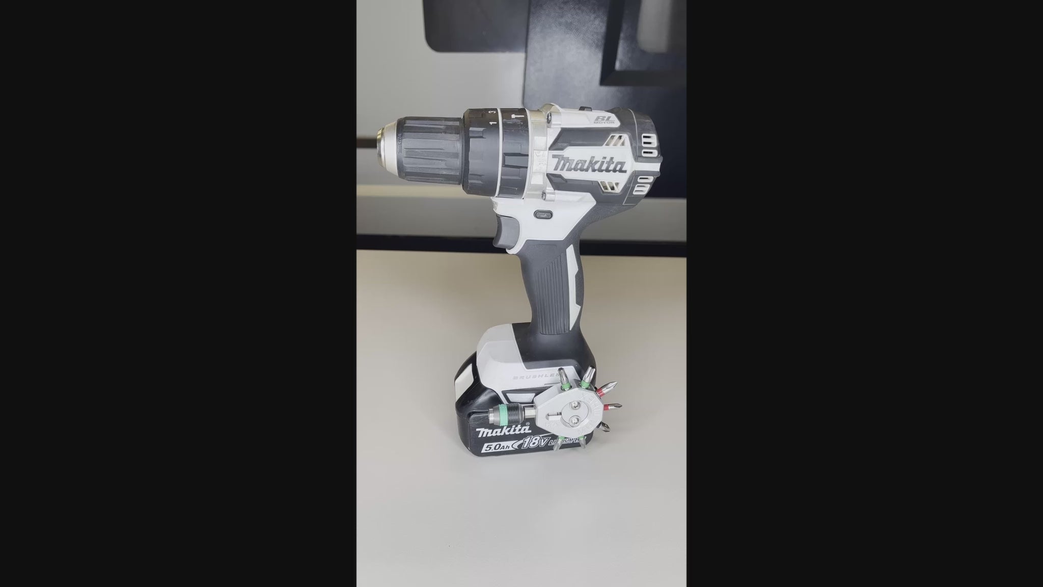 Video laden: Multihex H7A: Erweiterung für Makita Akkuschrauber. Aluminium-Halter mit Platz für 7 Bits und einen Bithalter. Magnetische Befestigung der Bits. Zusätzliche Sicherung des Bithalters durch ein Druckstück. Formschlüssige Montage am Akkuschrauber. Montage freiwählbar und jederzeit änderbar(Anwendungsbeispiel mit Bits und Akku-Schrauber). Im Video gezeigt Seitenwechsel des Multihex H7A. SKU:100107120023